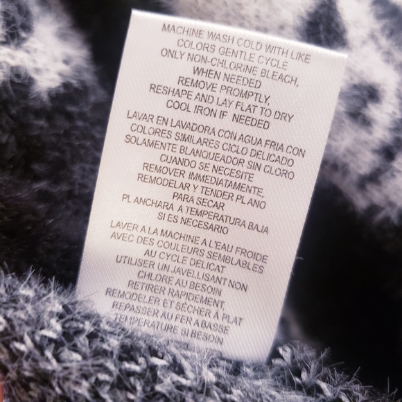 BRAND NEW with tag, super soft black and white skull cardigan. -M- - Picture 8 of 16